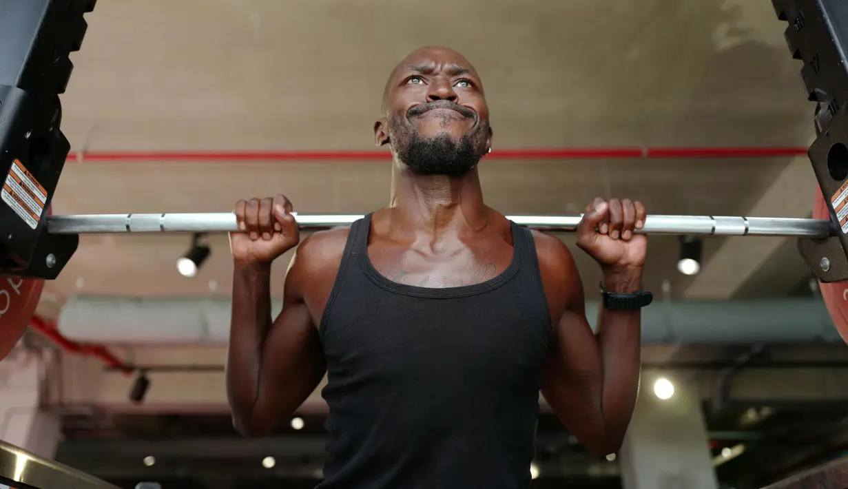 Atlet Prancis Jean Baptiste Alaize, yang mewakili Prancis pada Paralympic Games 2016 di Rio, mengangkat beban selama sesi latihan di Antibes, Prancis selatan pada 24 Agustus 2020. (AFP Photo/Valery Hache)