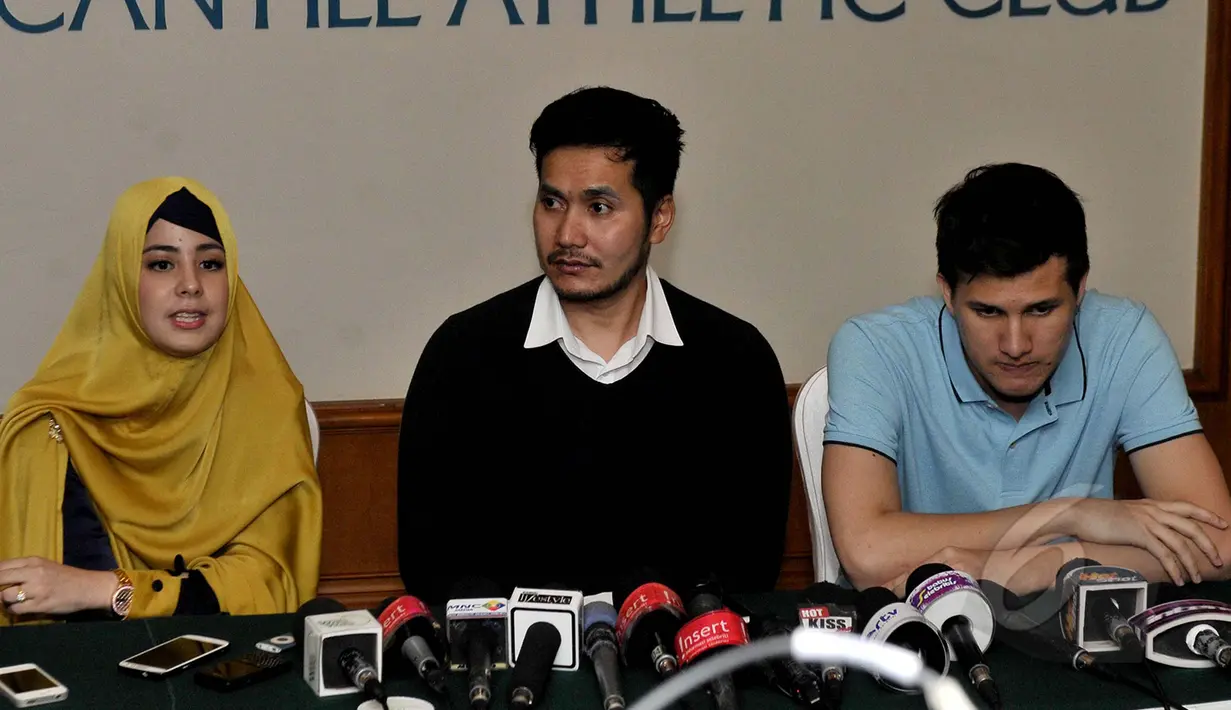 Risty Tagor dan Stuart Collin saat menggelar konferensi pers di kawasan Sudirman, Jakarta, Rabu (8/4/2015). Keduanya memberi klarifikasi mengenai pertunangan mereka yang berlangsung beberapa waktu hari lalu. (Liputan6.com/Faisal R Syam) 