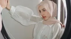 Aghnia Punjabi dikenal sebagai selebgram yang sering membagikan kegiatan sehari-harinya di media sosial. Tak terkecuali OOTD yang ia pakai. Seperti kali ini, ia tampil kasual dengan busana putih. (Liputan6.com/IG/@aghniapunjabi)