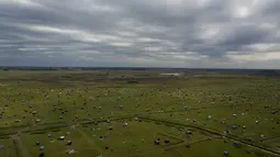 Rumah sementara yang didirikan para penghuni liar memenuhi ladang di Guernica, Provinsi Buenos Aires, Argentina, Kamis (1/10/2020). Pengadilan telah memerintahkan penggusuran, namun penghuni liar mengatakan tidak punya tempat tujuan di tengah pandemi COVID-19. (AP Photo/Natacha Pisarenko)