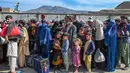 Para pengungsi Afghanistan menunggu dalam antrean untuk menyeberangi perbatasan Pakistan-Afghanistan di Torkham pada 27 Oktober 2023. (Abdul MAJEED/AFP)