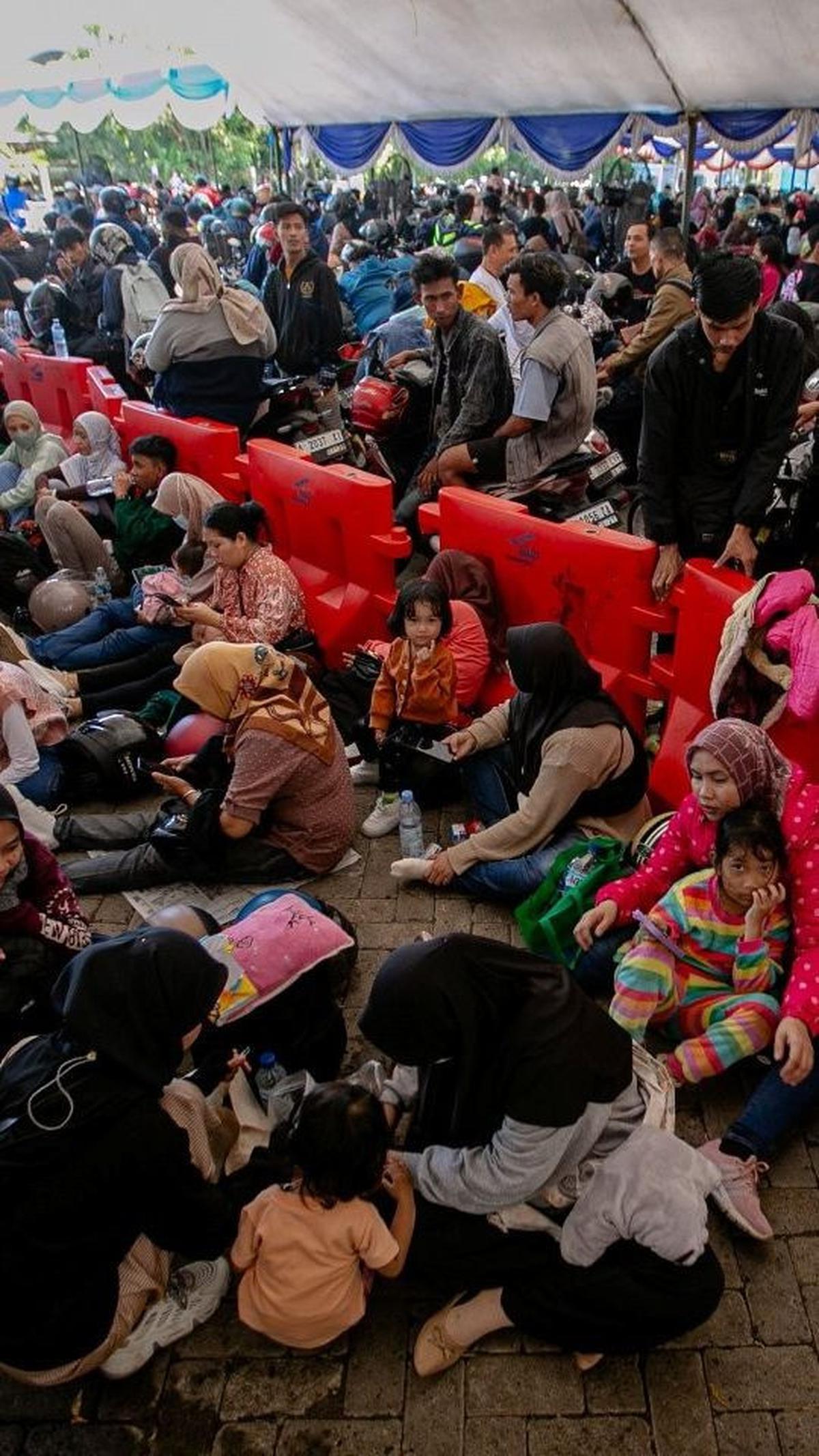 Mayoritas yang kelelahan adalah ibu-ibu dan anak-anak. Mereka memanfaatkan pembatas jalur itu untuk bersandar dan melepas lelah. Foto: liputan6.com / Angga Yuniar