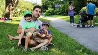 Ayah ini mengajarkan anaknya tentang investasi dan berbagi, di mana caranya mendidik menginspirasi banyak orang (Facebook/Humans of New York)