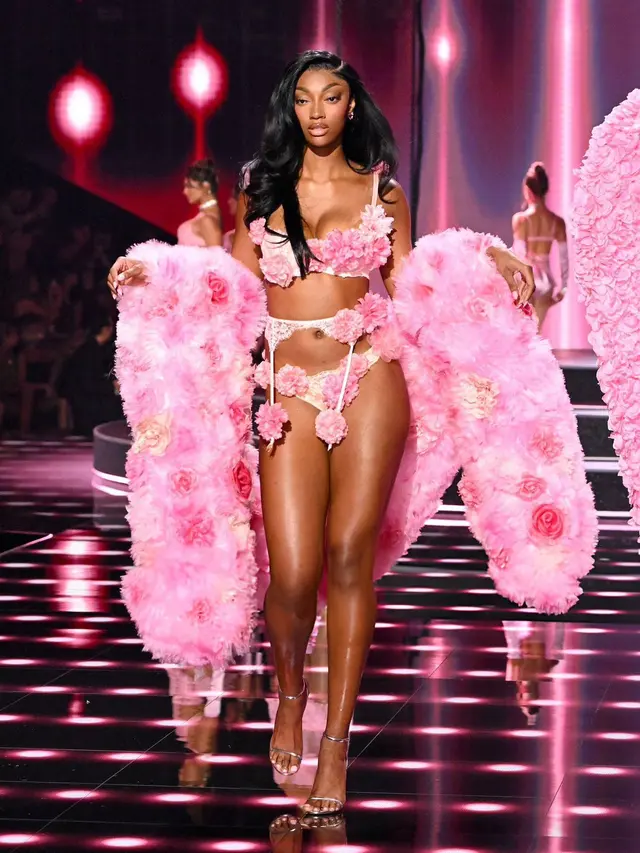 Pesona Bak Barbie Angel Reese, Atlet Pertama yang Melangkah di Runway Victoria’s Secret Fashion Show 2025