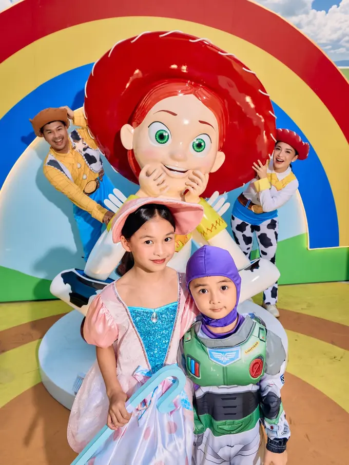 Sambut Toy Story 5, Keluarga Chelsea Olivia dan Glenn Alinskie Kompak Cosplay Jadi Karakter Woody hingga Jessie