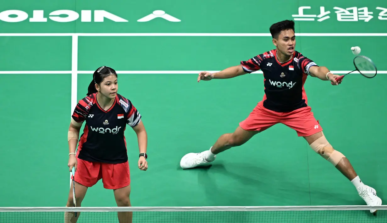 Setelah memberi kejutan sepanjang gelaran Badminton Asia Championship 2025 ini, Jafar/Felisha harus mengakhiri perjuangannya di tangan wakil Jepang, Hiroki Midorikawa/Natsu Saito. (Foto: AFP/China Out)