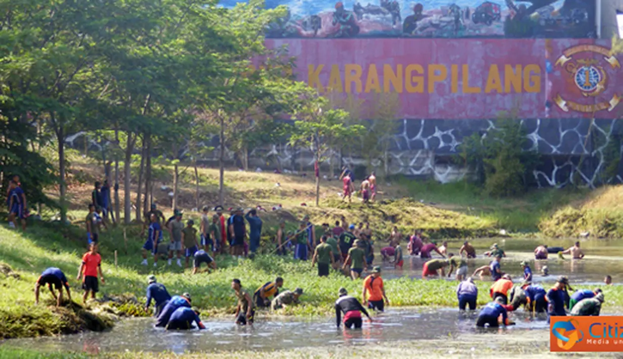 Citizen6, Surabaya: Pembersihan yang sasarannya membersihkan ganggang, enceng gondok serta rumput liar dipingir dan ditengah kolam. (Pengirim: Budi Abdillah)