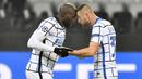 Striker Inter Milan, Romelu Lukaku, bersama Milan Skriniar melakukan selebrasi usai mencetak gol ke gawang Borussia Moenchengladbach pada laga Liga Champions di Stadion Borussia Park, Rabu (2/12/2020). Inter Milan menang dengan skor 3-2. (AP/Martin Meissner)