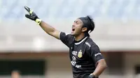 Kiper Bhayangkara FC, Wahyu Tri Nugroho, saat melawan Perseru Badak Lampung FC pada laga Liga 1 2019 di Stadion Patriot, Bekasi, Jumat (16/8). Bhayangkara FC takluk 0-1 dari Badak Lampung FC. (Bola.com/M Iqbal Ichsan)