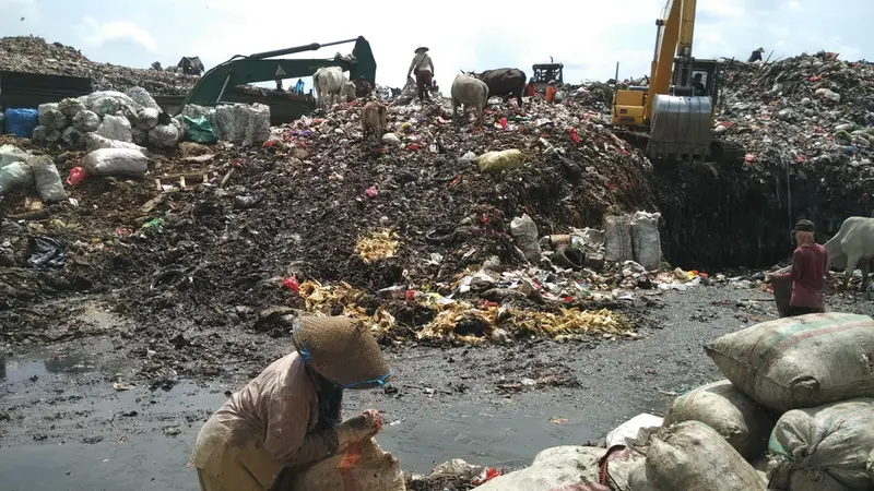 Keluhan Sopir Truk Sampah, Dari Ban sampai Minim Kesejahteraan