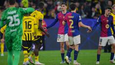 Ekspresi pemain Barcelona, Gerard Martin (tengah) usai pertandingan leg kedua perempat final Liga Champions 2024/2025 melawan BVB Borussia Dortmund di Signal Iduna Park, Dortmund, Jerman, pada 15 April 2025 atau Rabu 15 April 2025 dini hari WIB. (Pau BARRENA/AFP)