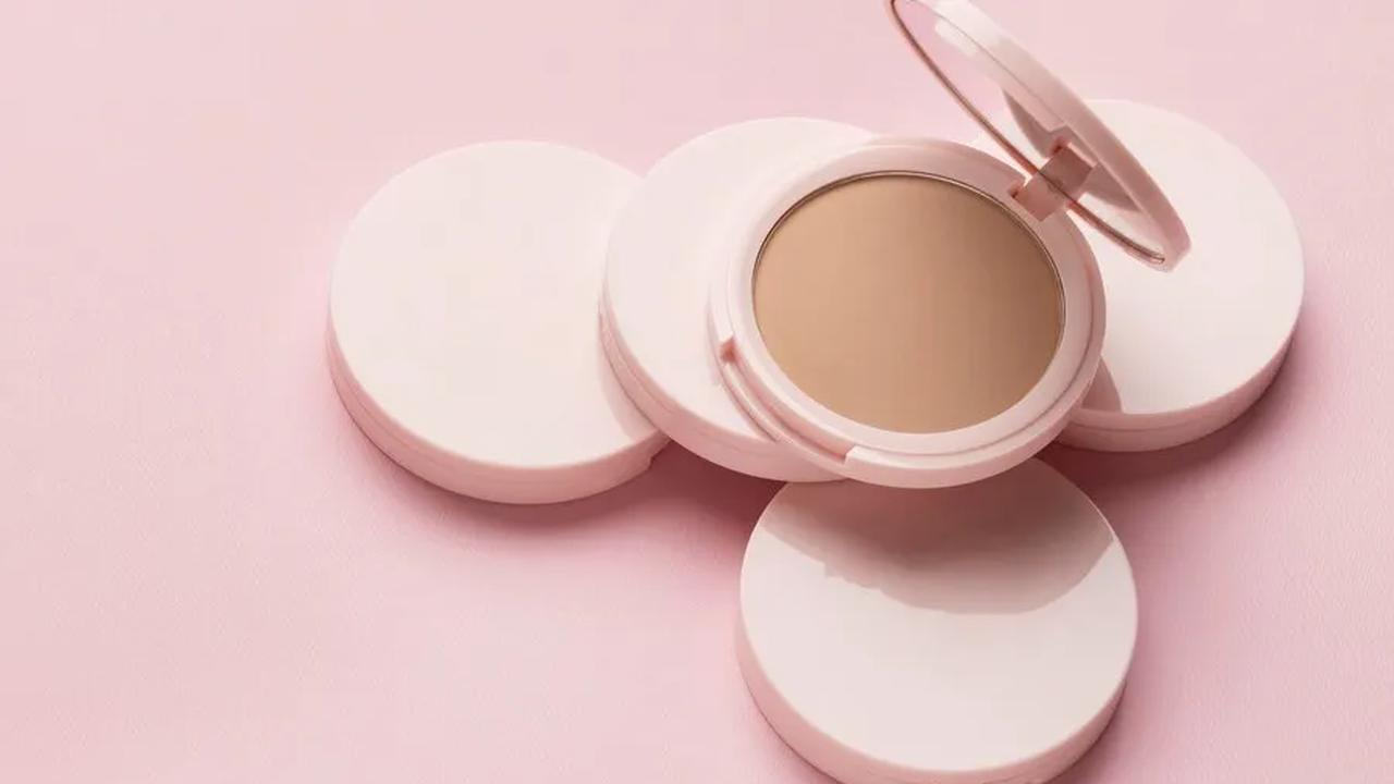 Sementara itu, tekstur cushion yang lebih creamy memudahkan pengaplikasian dengan puff sponge.