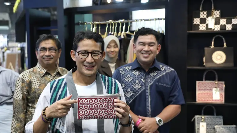 Menteri Pariwisata dan Ekonomi Kreatif (Menparekraf) Sandiaga Uno saat mengunjungi both Aneuk Muda Aceh Unggul Hebat (AMANAH) di Muslim Fashion Festival (Muffest) 2024 di Istora Senayan, Sabtu 10 Agustus 2024.