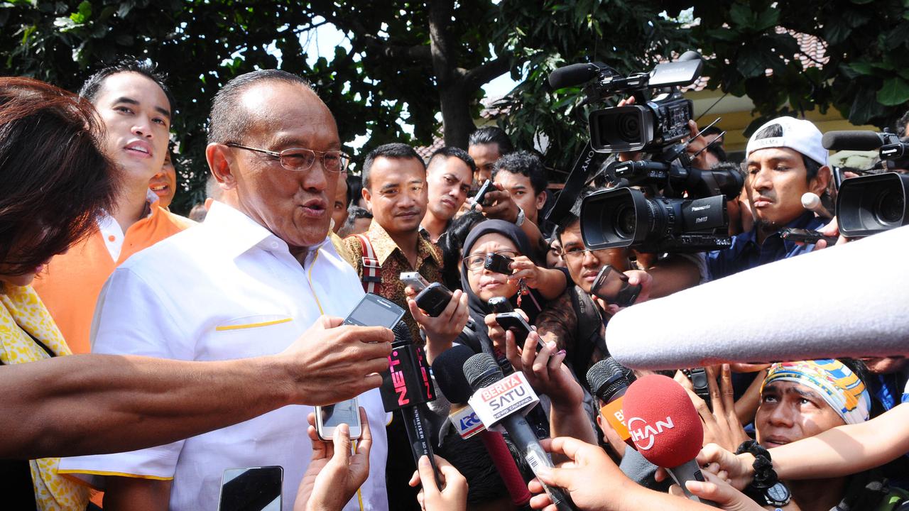 Aburizal Bakrie Menggunakan Hak Pilihnya di TPS 32 Menteng_20140409