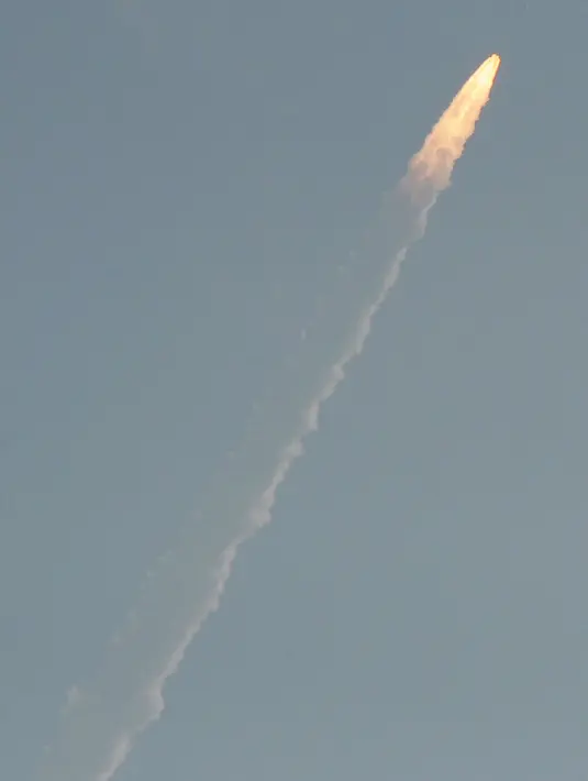 India telah mencetak sejarah baru dalam peluncuran satelit, India, Rabu (15/2). Negeri Bollywood itu meluncurkan 104 satelit dalam satu misi, menyalip rekor sebelumnya -- 37 satelit yang diluncurkan oleh Rusia pada tahun 2014. (AFP PHOTO/ ARUN SANKAR)
