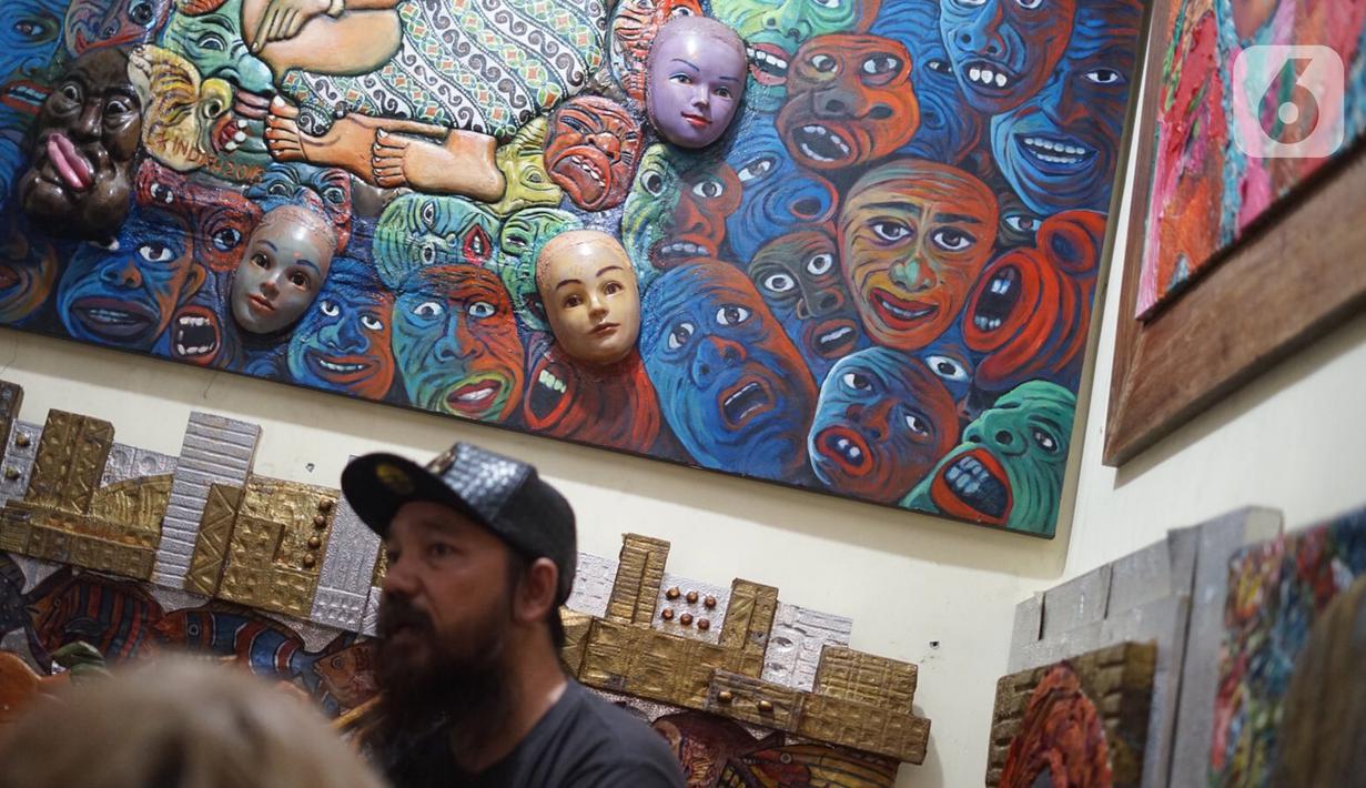 Seorang pria berada di Pasar Gembrong Baru, Jalan Jenderal Basuki Rachmat, Jakarta Timur, Minggu (16/8/2020). Pasar yang dulu diisi kios-kios mainan anak dan boneka tersebut kini berubah wajah menjadi galeri bagi para perupa, barang antik, hingga buku-buku lawas. (Liputan6.com/Immanuel Antonius)