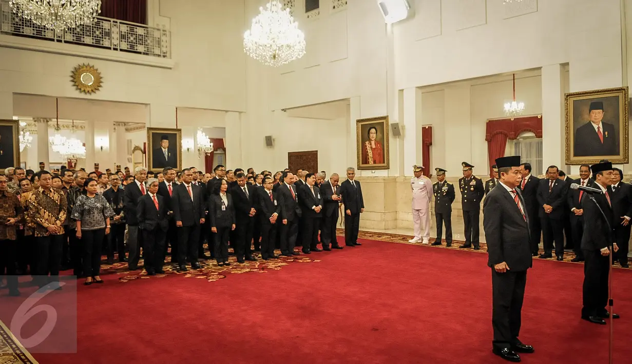 Para pejabat negara menghadiri pelantikan Menteri dan Wakil Menteri ESDM baru di Istana Negara, Jakarta, Jumat (14/10). Presiden Jokowi melantik Ignasius Jonan sebagai Menteri ESDM baru dan Arcandra Tahar sebagai Wakilnya. (Liputan6.com/Faizal Fanani)