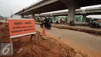 Sebuah papan peringatan terpasang di sisi ruas jalan inspeksi Kalimalang, Jakarta, Selasa (14/6/2016). Jelang arus mudik Lebaran 2016, sebagian ruas jalan inspeksi Kalimalang masih terlihatrusak dan berlubang. (Liputan6.com/Helmi Fithriansyah)