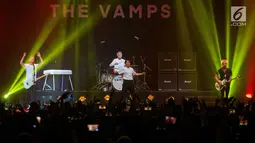 Aksi grup band asal Inggris, The Vamps saat tampil dalam konser bertajuk 'The Vamps Four Corners Tour 2019' di Jakarta, Rabu (14/8/2019). The Vamps tampil dengan membawakan sejumlah lagu hits mereka di antaranya All Night, All the Lies, dan Missing You. (Liputan6.com/Faizal Fanani)