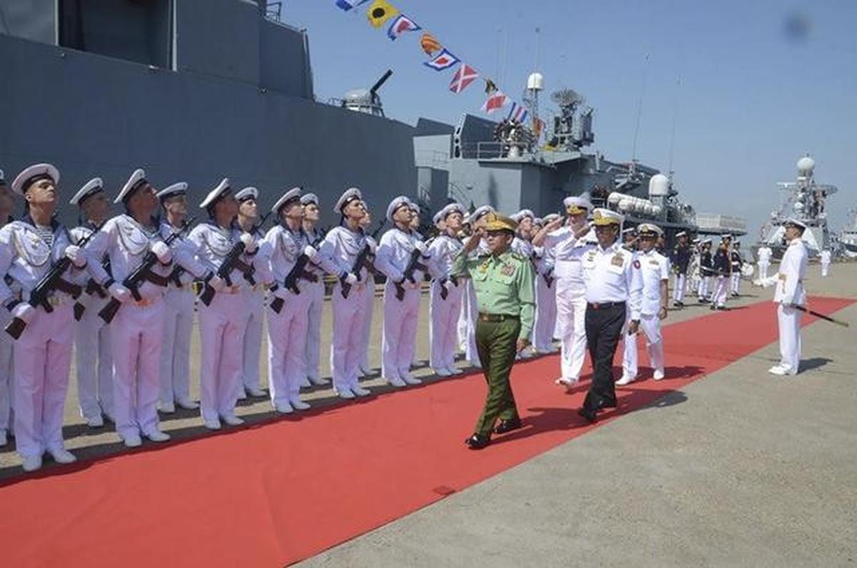 Foto yang dirilis The Military True News Information Team pada 6 November 2023 menunjukkan Jenderal Min Aun Hlaing, pemimpin junta militer, bersama dengan Panglima Angkatan Laut Rusia Nikolai Anatolyevich Yevmenov selama upacara pembukaan latihan keamanan maritim pertama Myanmar-Rusia di Pelabuhan Thilawa, Yangon, Myanmar. (Dok. The Military True News Information Team via AP)