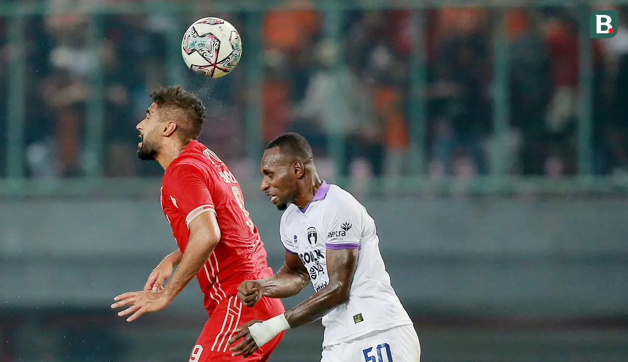 Pemain Persija Jakarta, Abdulla Yusuf Helal (kiri) duel udara dengan pemain Persita Tangerang, Yohanes Kandaimu pada laga pekan keenam BRI Liga 1 2022/2023 di Stadion Patriot Candrabhaga, Bekasi, Rabu (24/8/2022). (Bola.com/M Iqbal Ichsan)