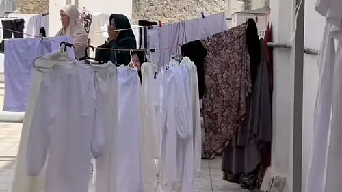 Aktivitas jemaah haji Indonesia mencuci baju di Makkah