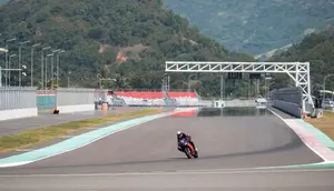 Potret Darius bermanuver di salah satu tikungan di Sirkuit Mandalika. Penampilannya berhasil menarik perhatian. [Instagram/darius_sinathrya]