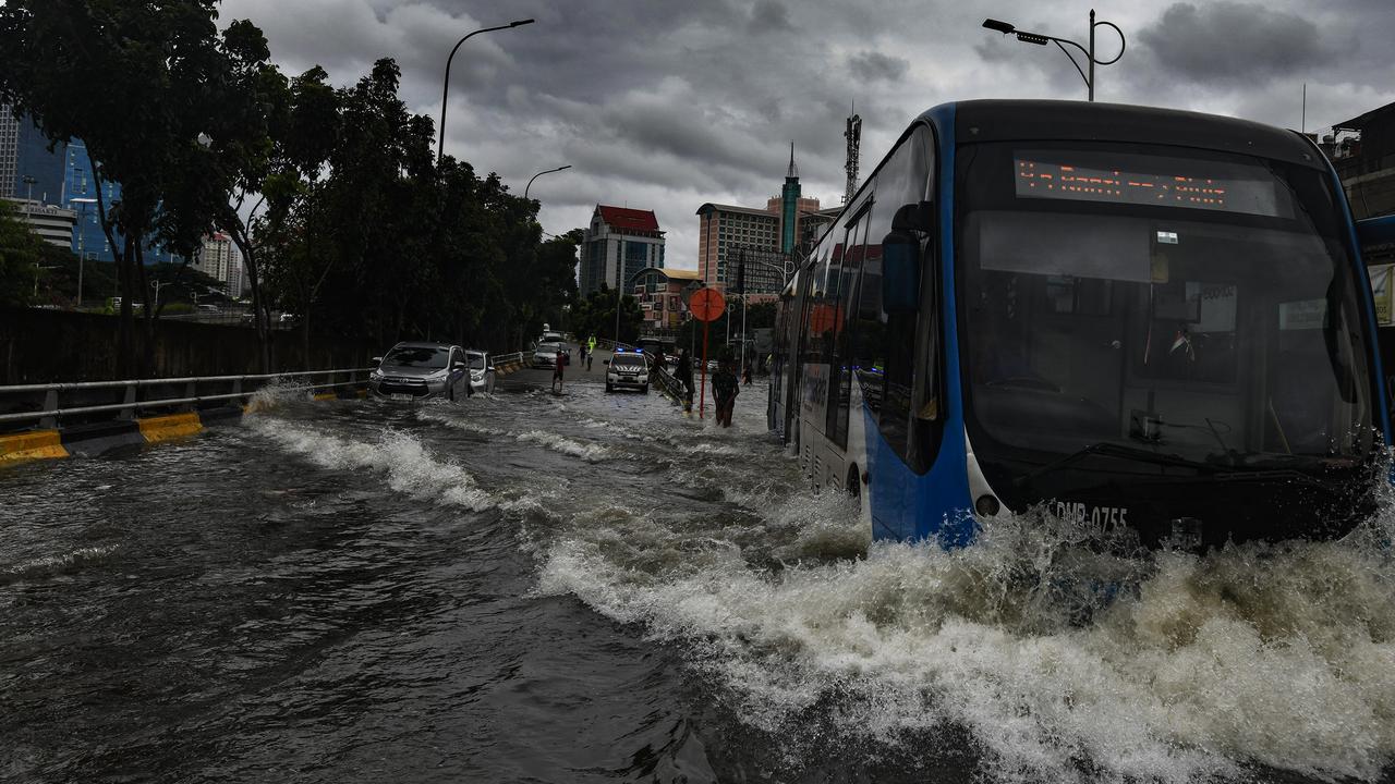 FOTO: Imbas Hujan Deras, Puluhan Ruas Jalan di Jakarta Terendam Banjir