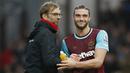 Pelatih Liverpool, Jurgen Klopp, bersalaman dengan mantan pemain Liverpool yang kini membela West Ham, Andy Carroll usai laga Liga Premier Inggris. Liverpool takluk 0-2 dari West Ham. (Reuters/John Sibley)