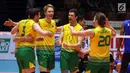 Pemain Timnas voli putra Australia bersorak usai meraih poin saat melawan Thailand pada Kejuaraan Voli Asia 2017 ke-16 di GOR Tri Dharma, Gresik, Selasa (25/7). Australia unggul 19-25, 26-28, 25-19, 25-14 dan 15-11. (Liputan6.com/Helmi Fithriansyah)