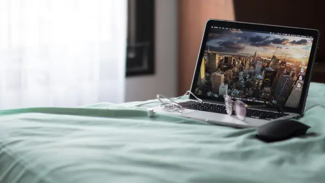 Ilustrasi Laptop di Atas Kasur/Photo by Alif Caesar Rizqi Pratama on Unsplash