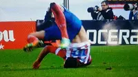 [VIDEO] Leher Bek Atletico Kepelintir Usai Ditabrak Ronaldo