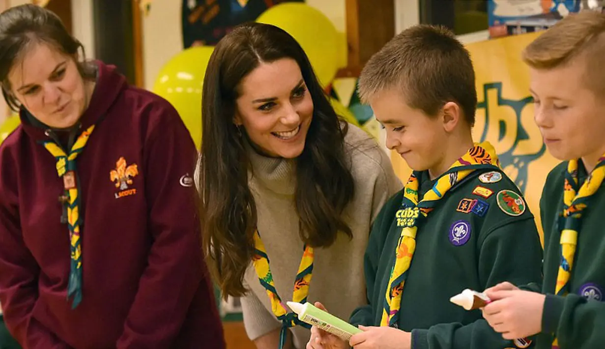 Berbagai permaian menjadi hal yang meramaikan acara pada malam itu. Dimainkan secara berkelompok, permainan itu sebagai bentuk melatih kekompakan para anggotanya. (doc.dailymail.com)