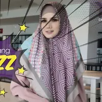 Sejak memutuskan berhijab, Mulan kini terlihat konsisten untuk tak menutup auratnya.
