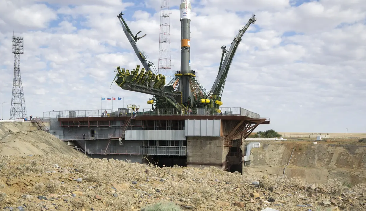 Pesawat  Soyuz TMA - 18M saat diletakkan di landasan peluncuran, kosmodrom Baikonur, Kazakhstan,Senin (31/8/2015). Aidyn Aimbetov dari Kazakhstan dan Sergei Volkov dari Denmark akan menjadi awak pesawat luar angkasa ini. (REUTERS/Shamil Zhumatov)
