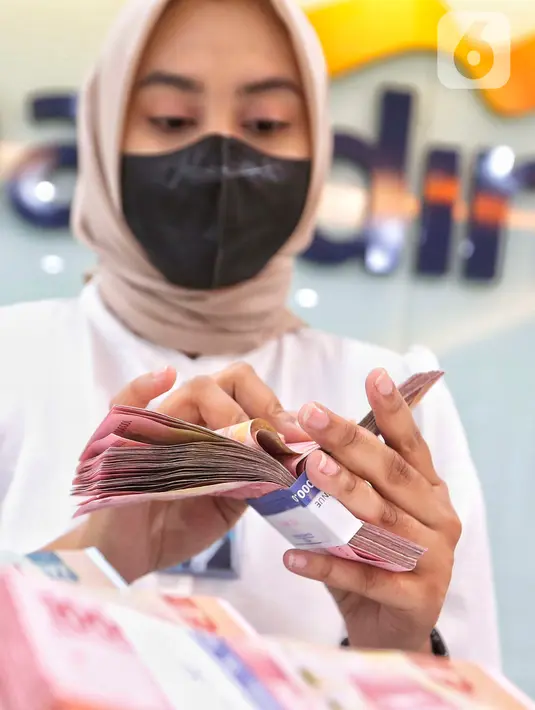Teler menghitung mata uang rupiah di Jakarta, Jumat (3/3/2023). Sebelumnya, mata uang rupiah dibuka melemah ke posisi Rp15.291 di hadapan dolar AS pada perdagangan hari ini, Jumat (3/3/2023) dihadapan dolar AS. (Liputan6.com/Angga Yuniar)