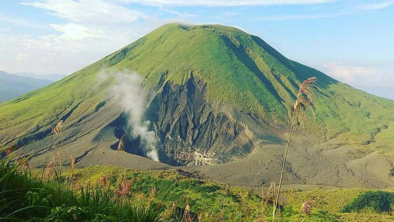 Gunung Empung yang bersebelahan dengan Gunung Tomohon di Sulawesi Utara