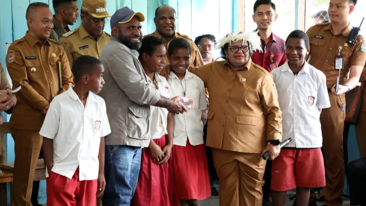 Kunjungan ke Jayawijaya, Wamendagri Ribka Ingatkan Bahaya Stunting bagi Anak-Anak
