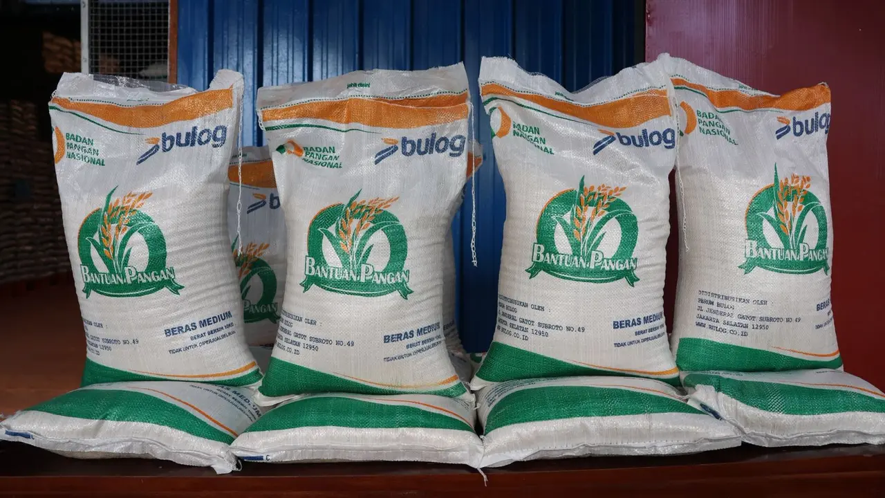 Bansos beras yang didistribusikan oleh Perum Bulog di seluruh Indonesia pada periode Juni dan Juli Tahun 2025. (Dok Bulog)
