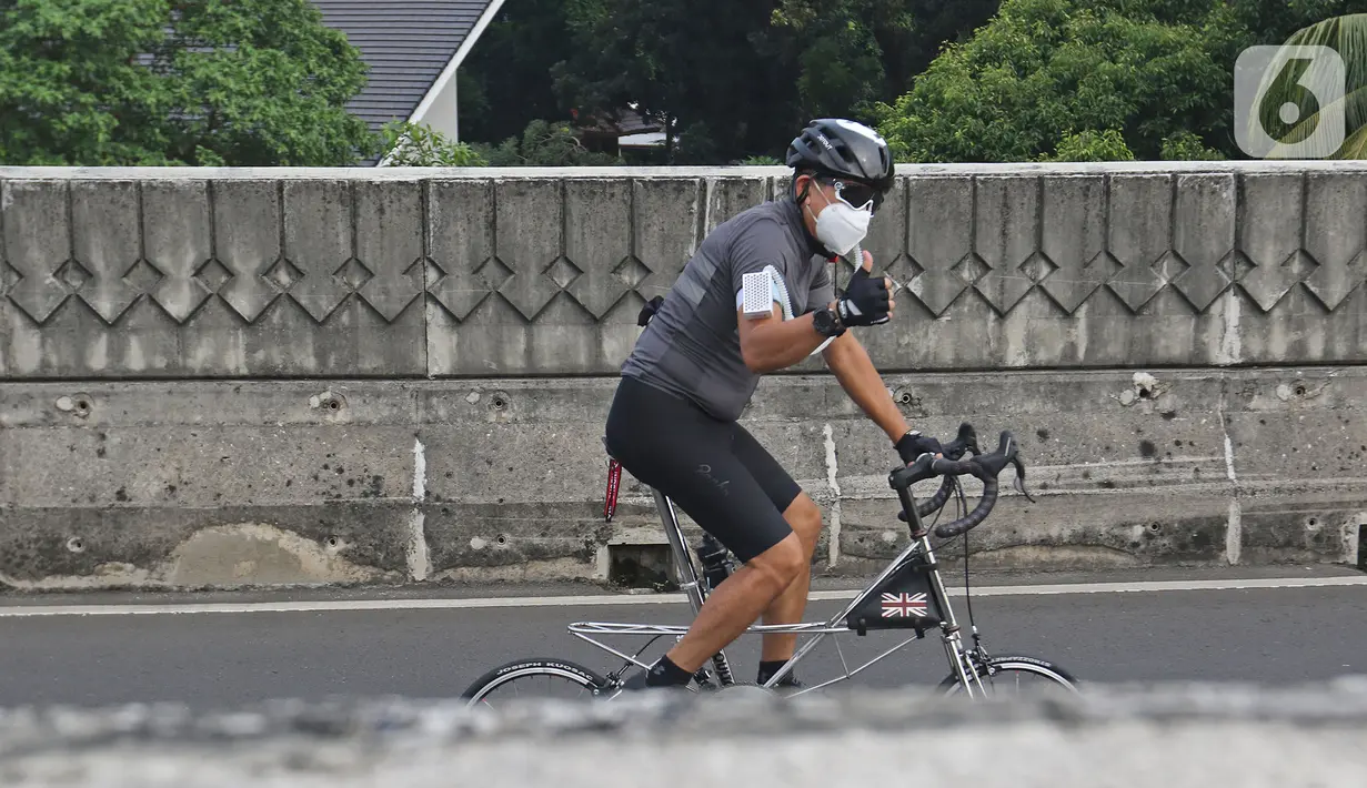 Warga bersepeda saat Car Free Day (CFD) di Jalan Layang Non Tol Antarasari, Jakarta, Minggu (28/6/2020). Pemprov DKI Jakarta menggelar HBKB atau CFD di 32 lokasi baru untuk menggantikan HBKB yang ditiadakan di Jalan Sudirman-Thamrin. (Liputan6.com/Herman Zakharia)
