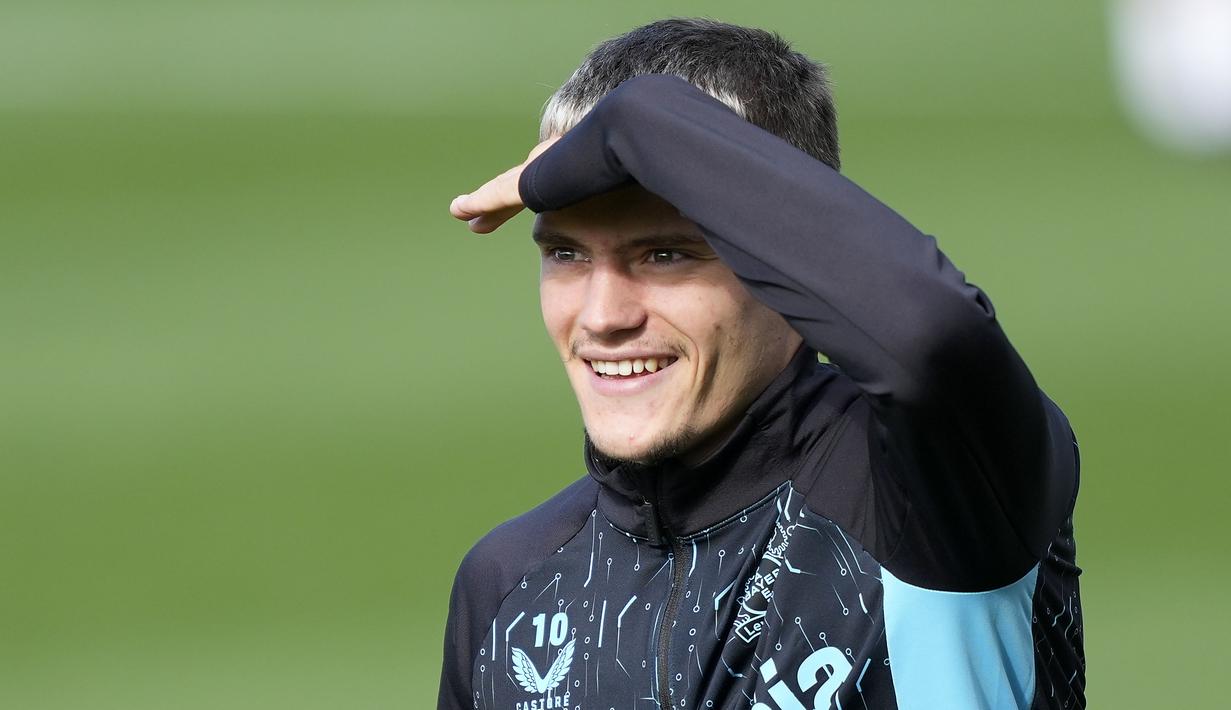 Pemain Bayer Leverkusen, Florian Wirtz, tersenyum saat sesi latihan jelang laga melawan AC Milan pada laga Liga Champions. (AP Photo/Martin Meissner)