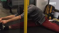 Sang pria sepertinya cuek dengan orang di sekitar yang mengabadikan momen tersebut.