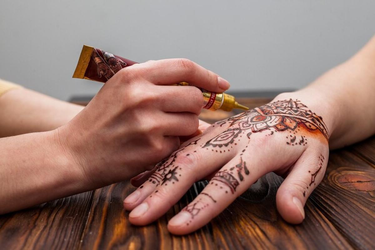 Ilustrasi Pakai Henna