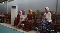 Ibunda Jokowi, Sujiatmi Notomiharjo bersama kerabat (Liputan6.com/Fajar Abrori)