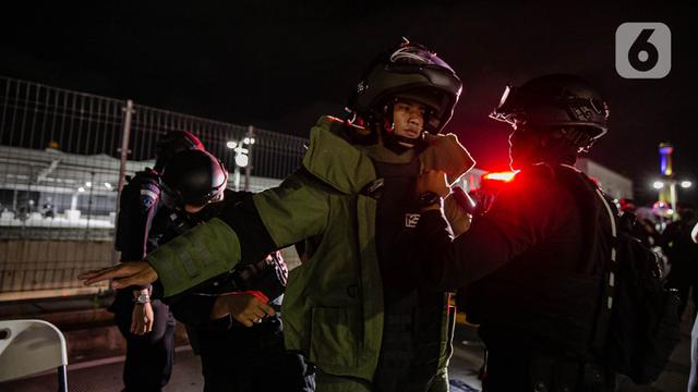 FOTO: Aksi Gegana Brimob Tangani Tas Diduga Bom di Depo MRT Lebak Bulus