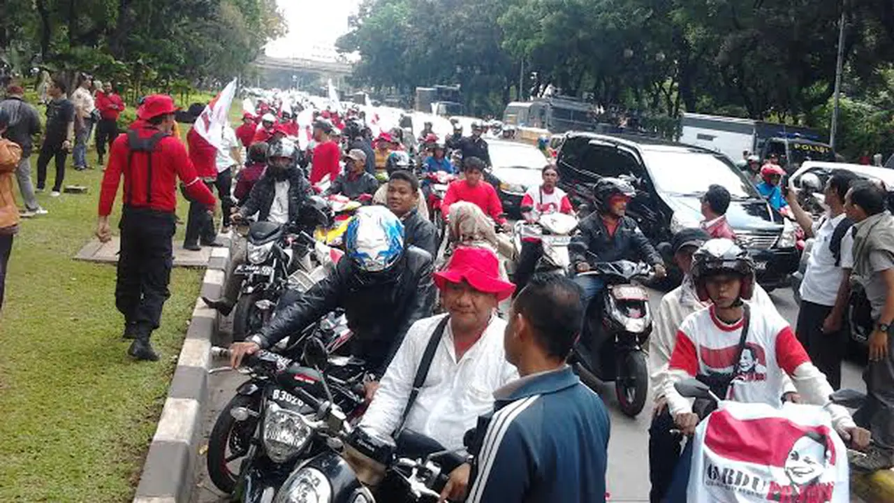 Pendukung Prabowo-Hatta Nekat Parkir Motor di Jalur Transjakarta