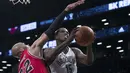 Brooklyn Nets guard Isaiah Whitehead #15 mencoba memasukan bola melewati hadangan pemain   Chicago Bulls, Taj Gibson #22 pada laga NBA basketball game, (31/10/2016) Bulls menang 118-88. (AP/Mary Altaffer)