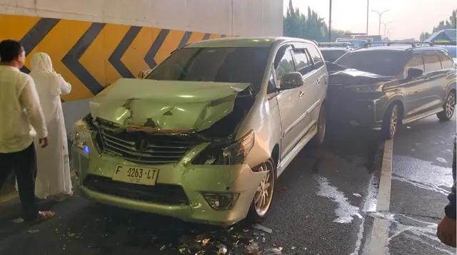 Penampakan Tabrakan Beruntun di Tol JORR