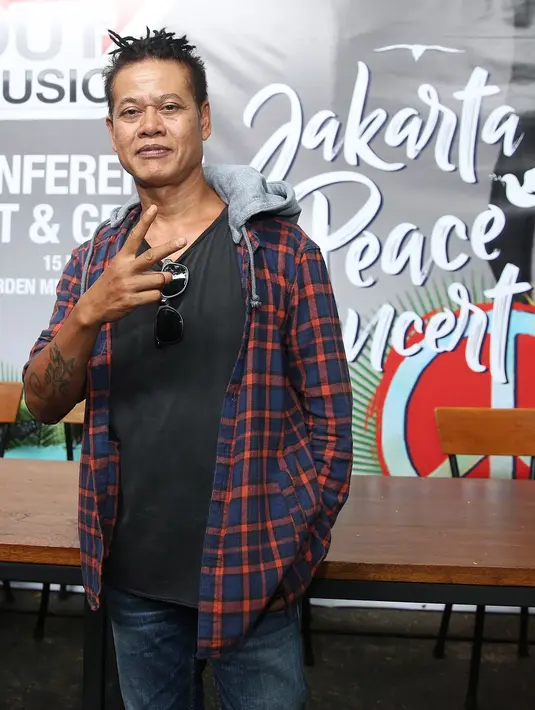 "Hari ini hari bersejarah. Ini mimpi kita bisa mendatangkan keluarga Bob Marley. Dia (Bob Marley) influence seluruh band reggae di Indonesia, bahkan di dunia," ucap Tony saat konferensi pers Jakarta Peace Concert 2017. (Bambang E Ros/Bintang.com)
