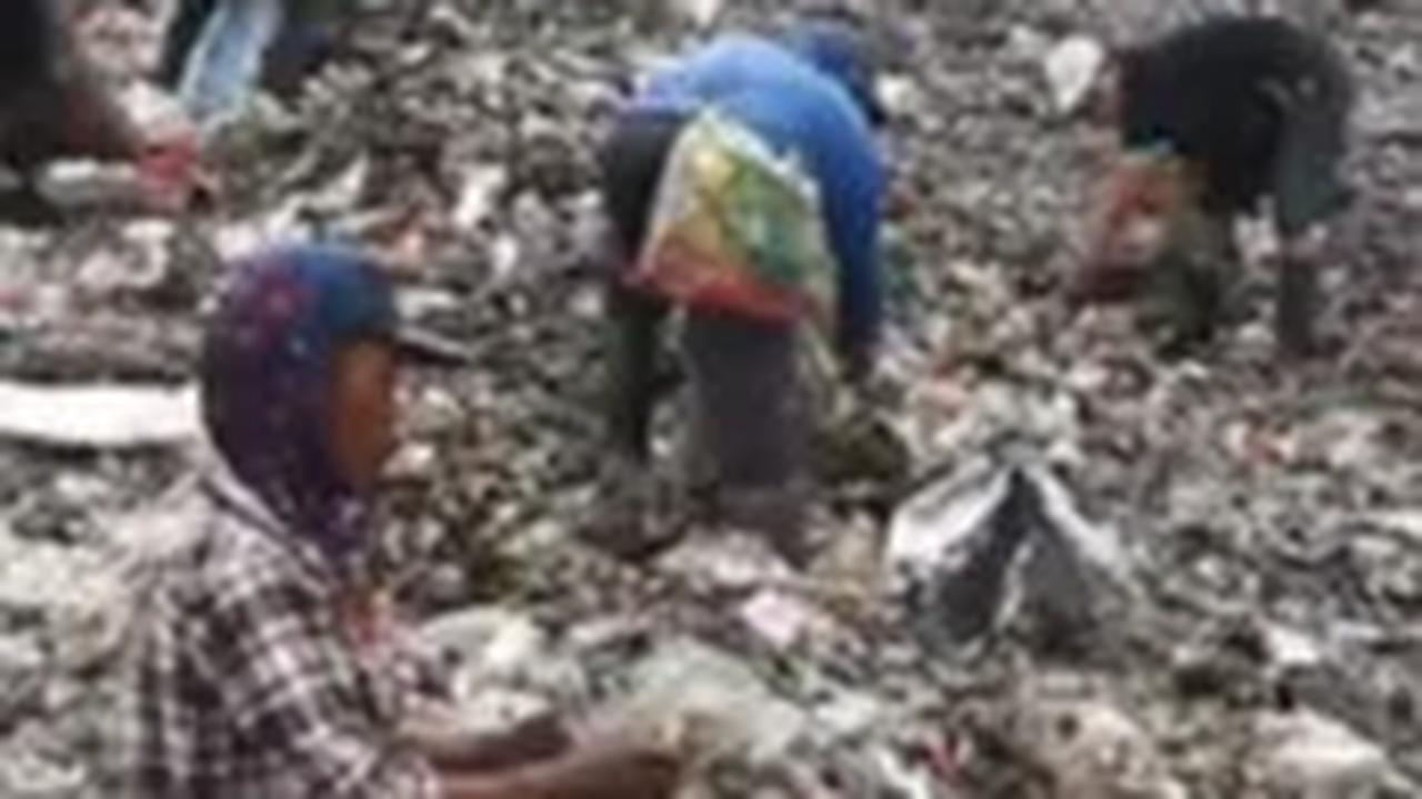 Sampah-sampah tersebut dikumpulkan dan nantinya akan dijual. Dijelaskan, 1 kilogram sampah plastik tersebut dihargai sekitar Rp400.